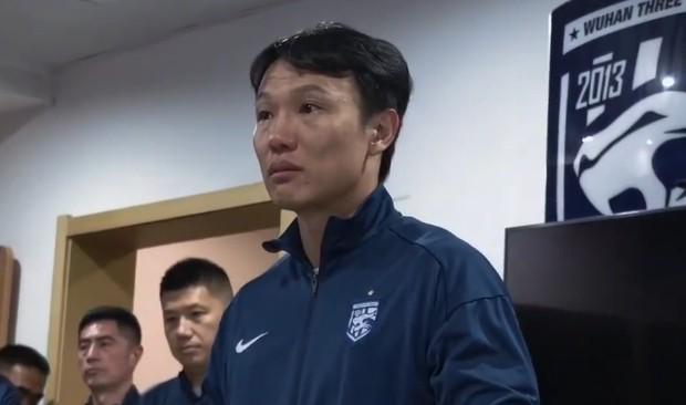 开运体育足球报:三镇确定邓卓翔下赛季继续带队,俱乐部不欠薪运营稳定